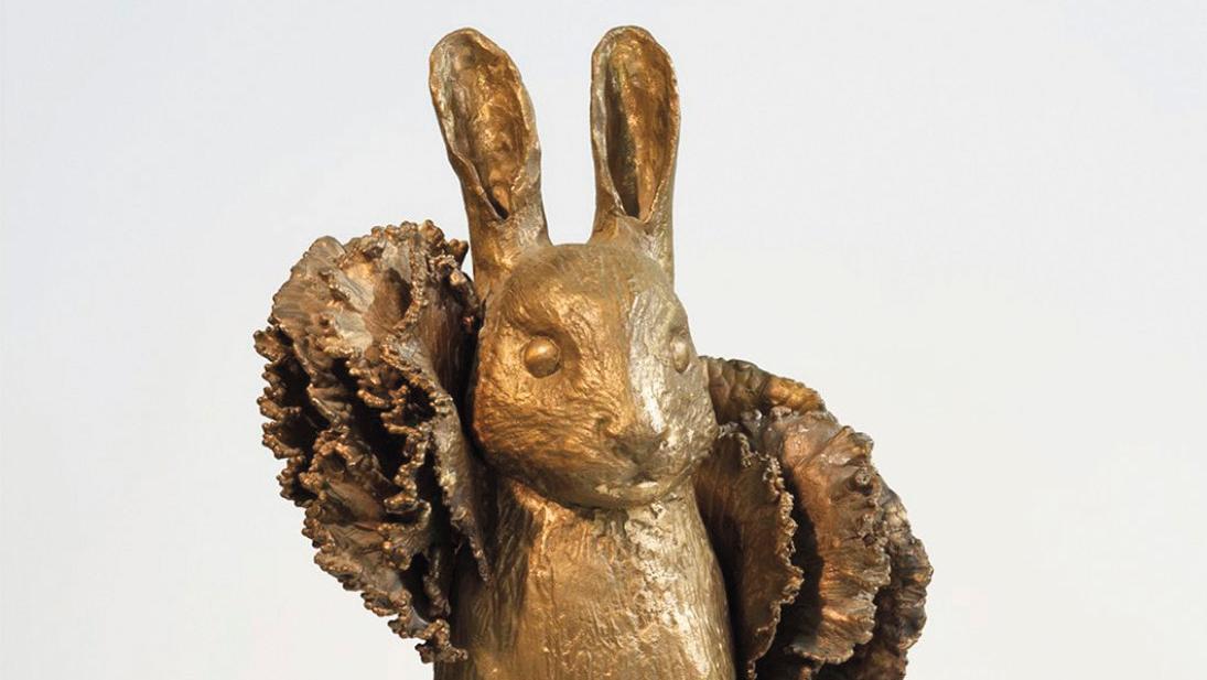 Claude Lalanne (1925-2019), Lapin de Victoire, bronze à patine dorée, d’un tirage... La fable animalière des époux Lalanne