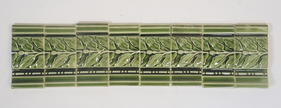 330 € Vers 1900, 30 carreaux de faïence émaillée verte à décor de feuille de chêne provenant de la ligne Nord-Sud du réseau du métro paris