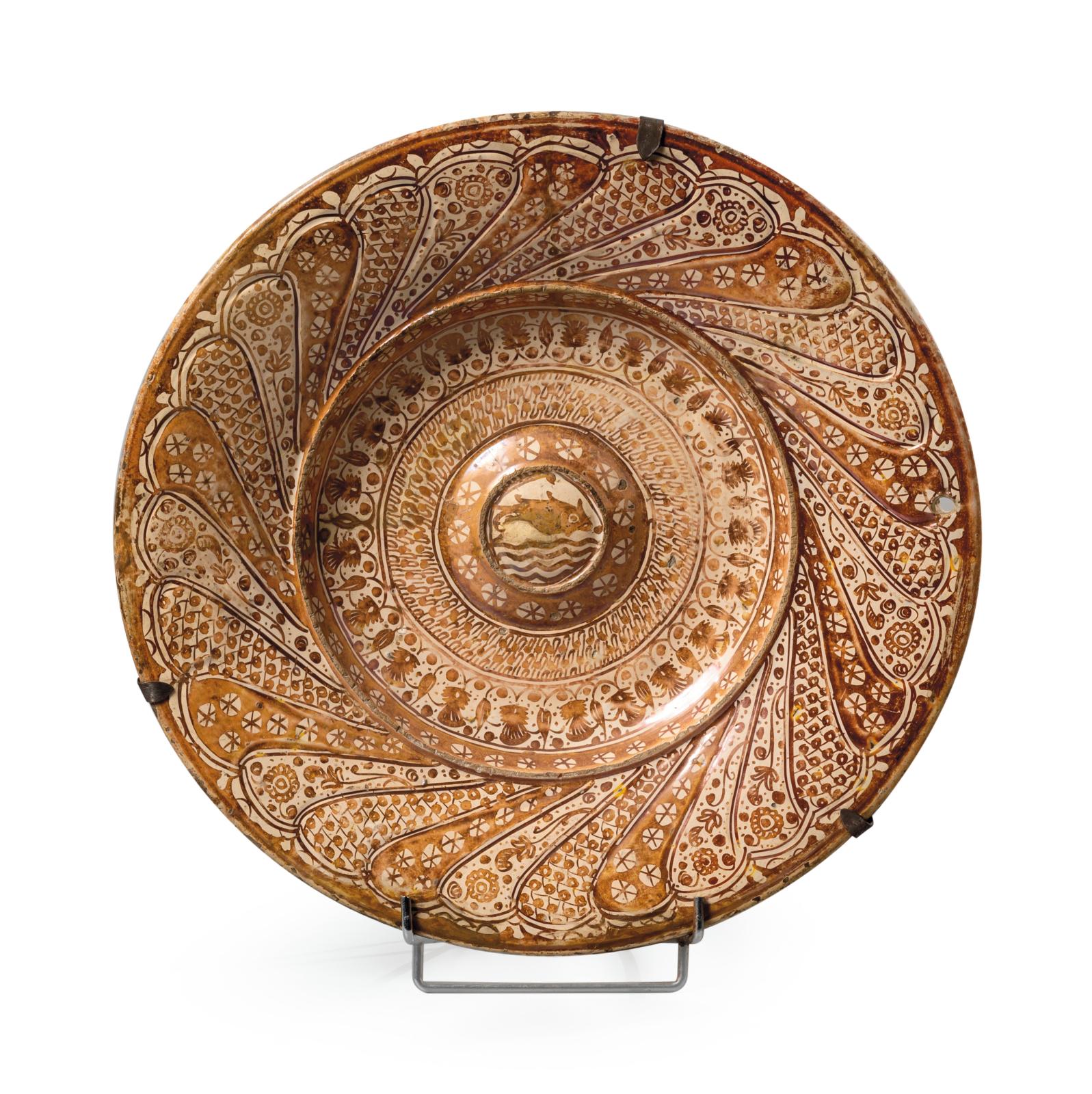 Grand plat à ombilic circulaire d’une paire, motif de poisson encadré de frises de fleurs et de motifs stylisés, l’aile torsadée à décors 