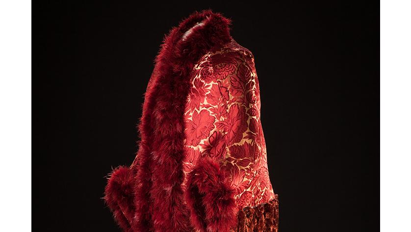 3 556 € Vers 1880. Visite en soie façonnée rouge et ivoire, garnie de cygne teinté... Cote : la visite, à mi-chemin entre le manteau et la cape