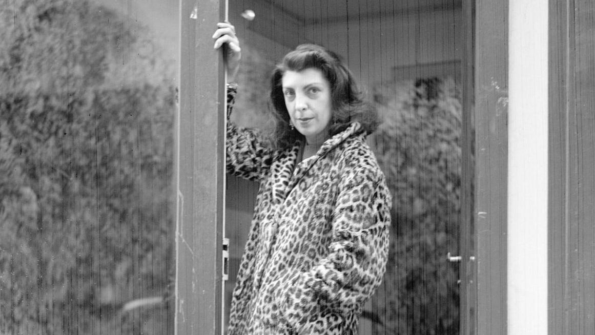 Iris Clert devant sa galerie au 3, rue des Beaux-Arts, Paris, 1956. © John Deaki... Iris Clert, galeriste du « canulart » ?