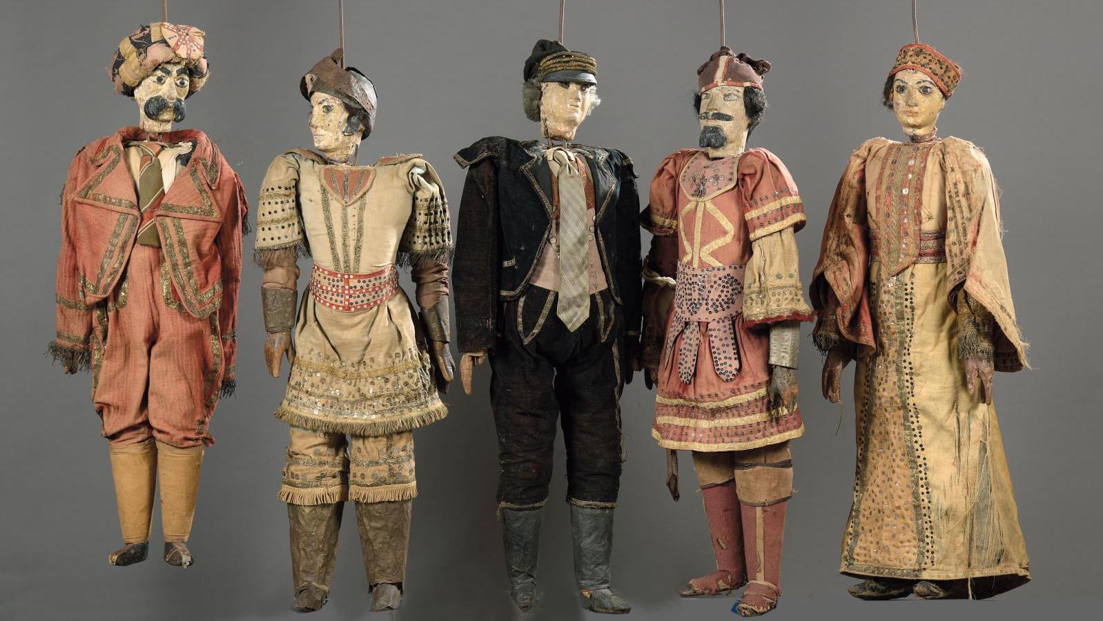 Italie du Sud, XIXe siècle, ensemble de 13 marionnettes à tringles et à fils, en... Pantomime à l'italienne pour des marionnettes