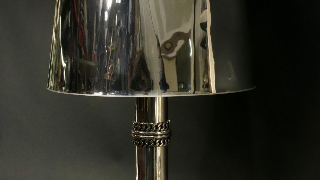 Jean Després (1889-1980), lampe en métal argenté martelé, la base discoïdale martelée... Jean Després : une modernité éclairée