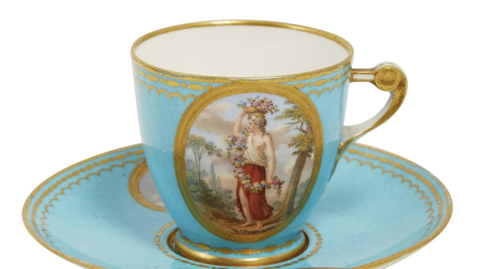 Sèvres, 1793-1794. Gobelet «à anse Boizot» et sa soucoupe en porcelaine tendre à... Sèvres en mode mythologique