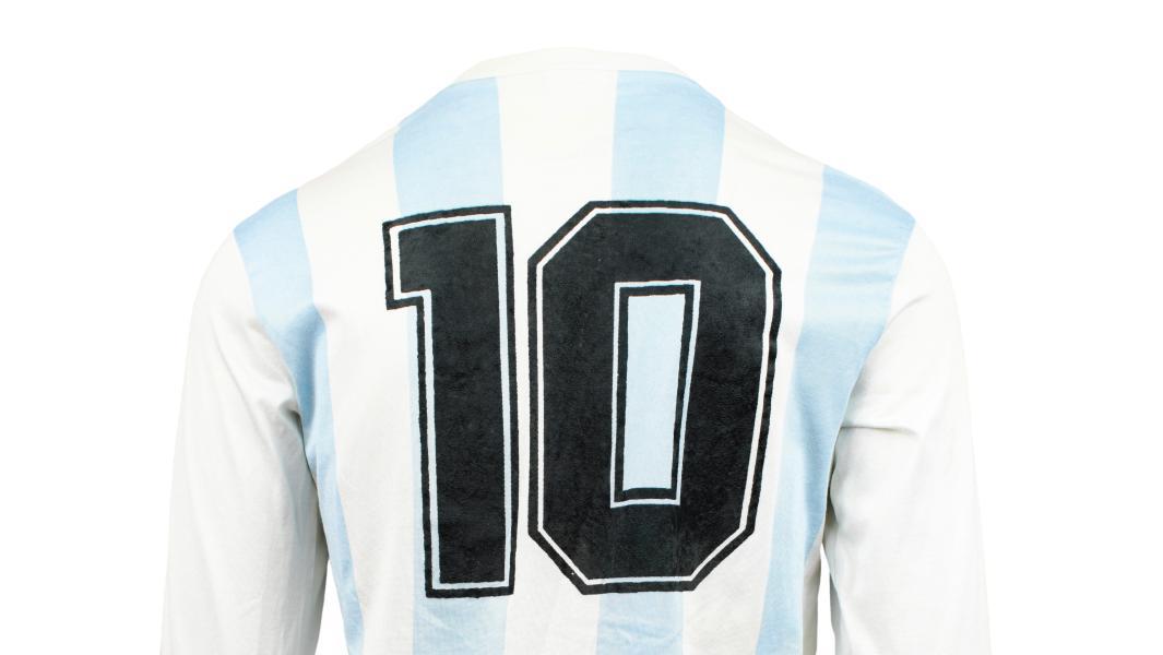 Diego Maradona (1960-2020), maillot n° 10 de marque Adidas, aux couleurs de l'équipe... Mythique numéro 10