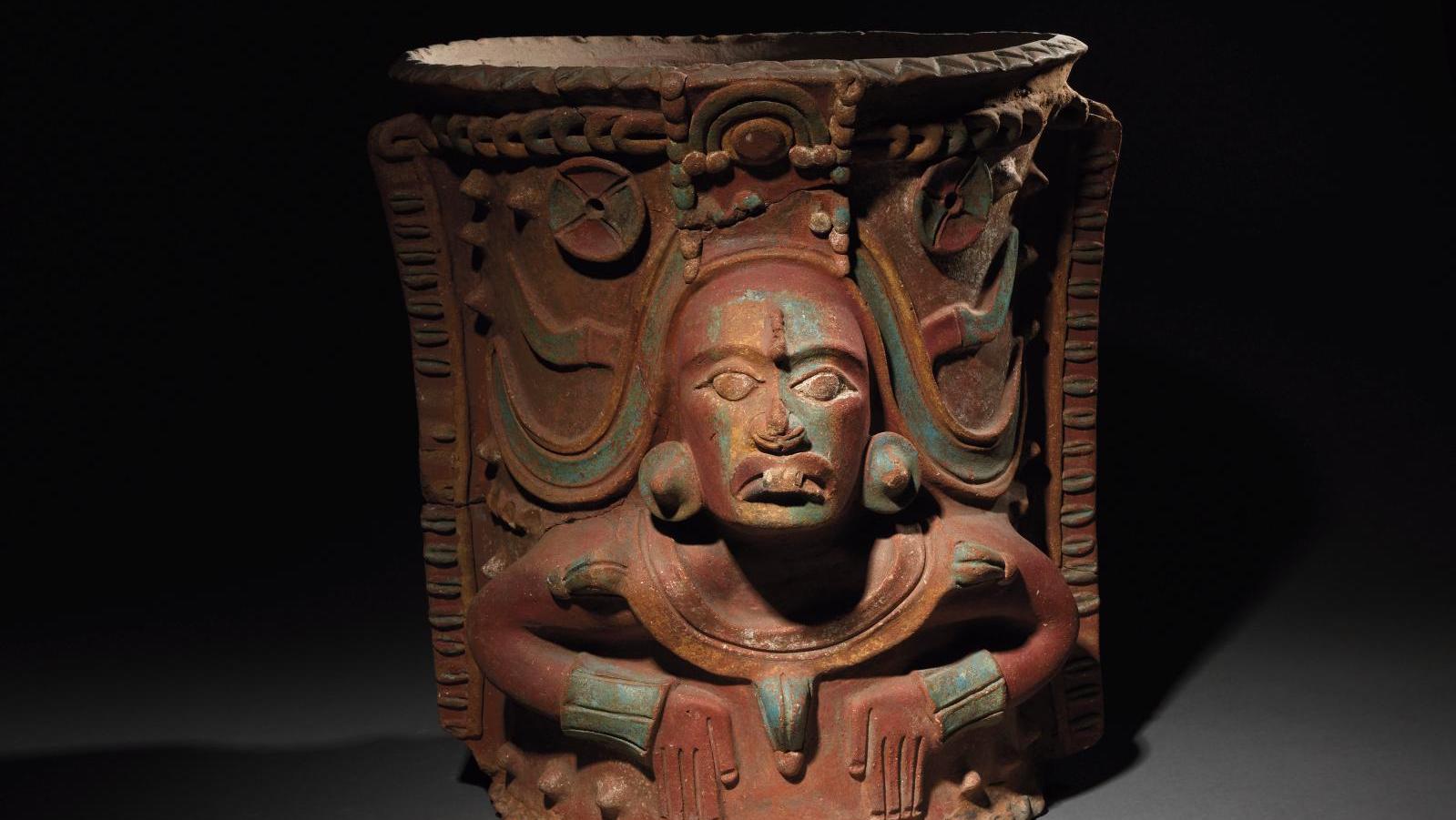 Urne funéraire décorée en céramique polychrome décorée du dieu du maïs et de deux... L'art précolombien d’une collection américaine