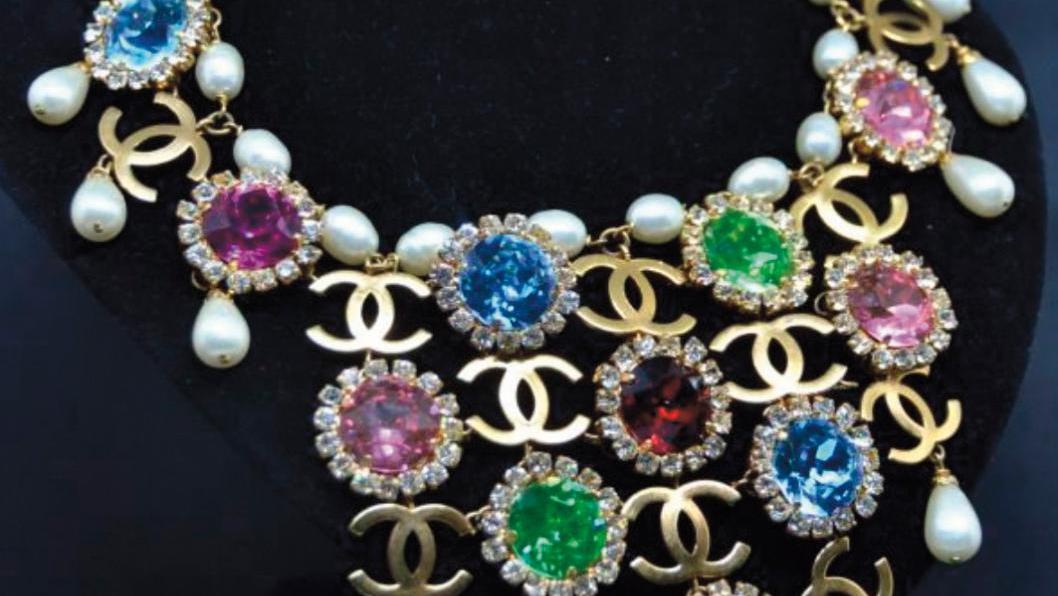Chanel, 1995, collier constitué d’une maille en cascade alternant le logo de la maison... Des bijoux fantaisie signés Chanel