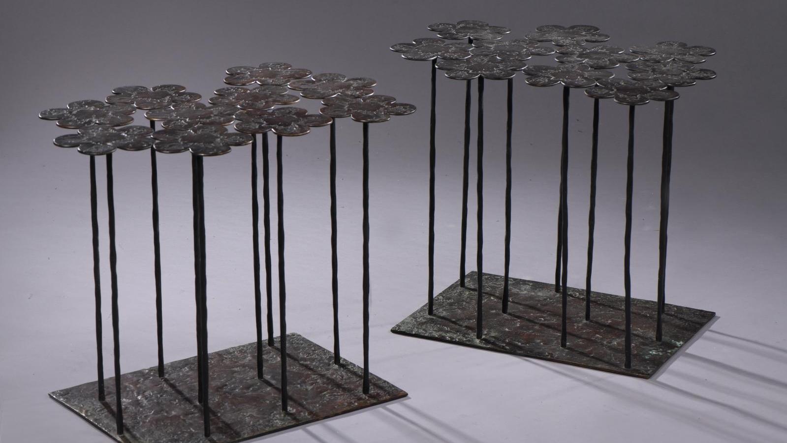 Hubert Le Gall (né en 1961), deux tables Marguerite dix fleurs en bronze patine noire,... Stéphane Bern, chronique d’un succès annoncé