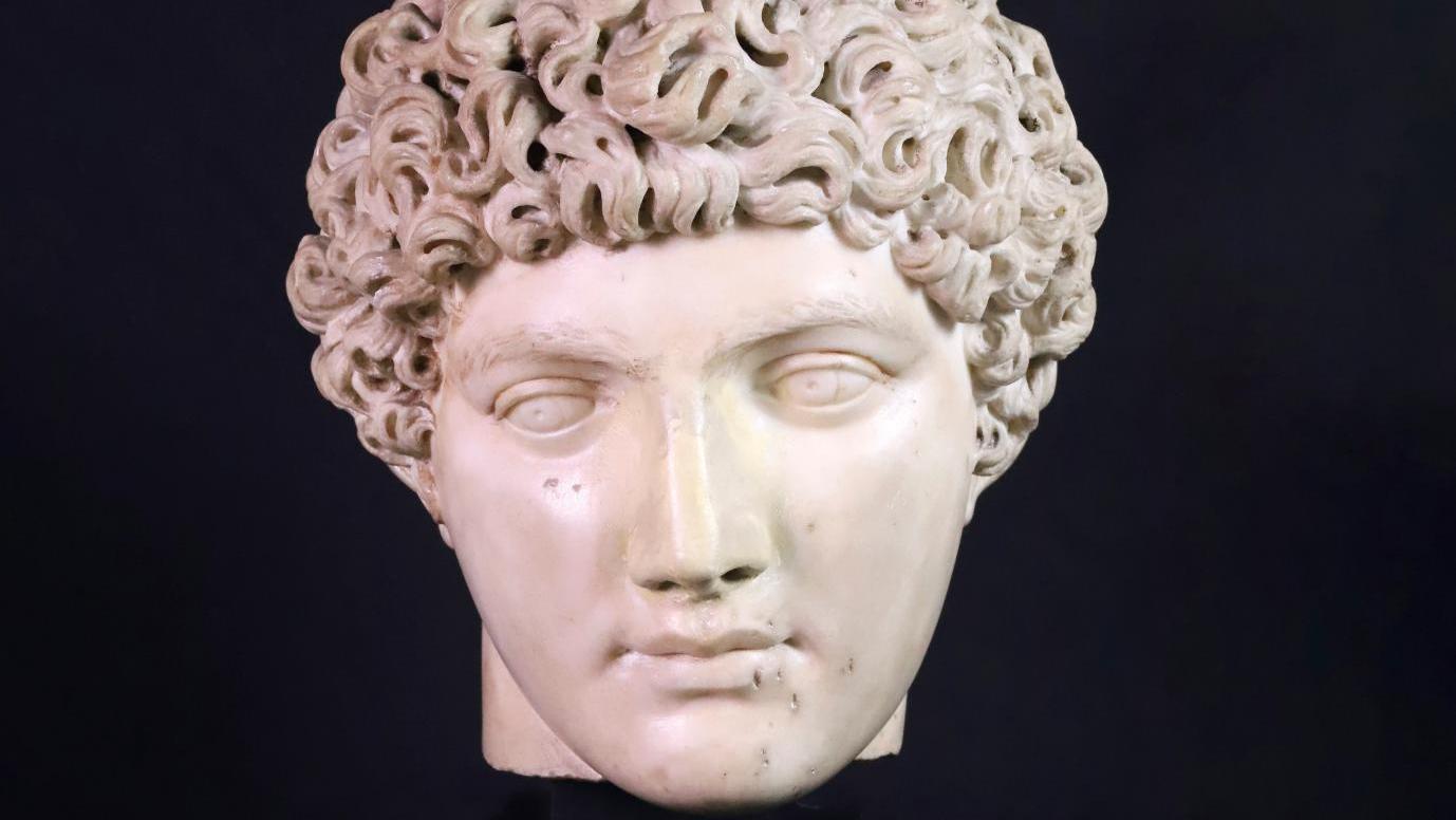 Époque romaine, vers 138-150. Tête de jeune prince, marbre blanc (nez restauré),... Le retour victorieux d’un jeune prince romain