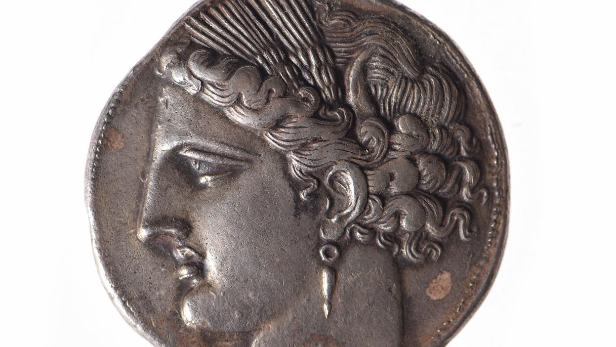 Monnayage siculo-punique. Décadrachme en argent (vers 260 av. J.-C.), 38,16 g. Tête... Quand une monnaie de Carthage adopte Perséphone