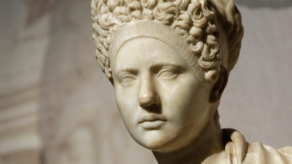 Portrait d’une inconnue, tête : 128-130 apr. J.-C., buste : drapé moderne, marbre... Portraits et secrets de femmes romaines. Impératrices, « matrones » et affranchies à Nîmes