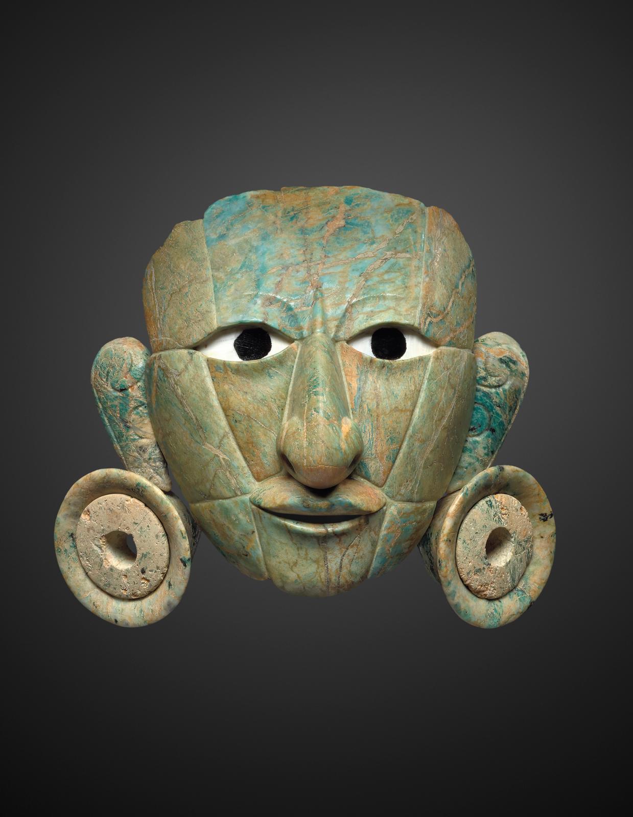 Masque en mosaïque représentant le portrait d’un souverain, Maya, Guatemala, 600-900, tesselles de listwanite verte tachetée avec incrusta