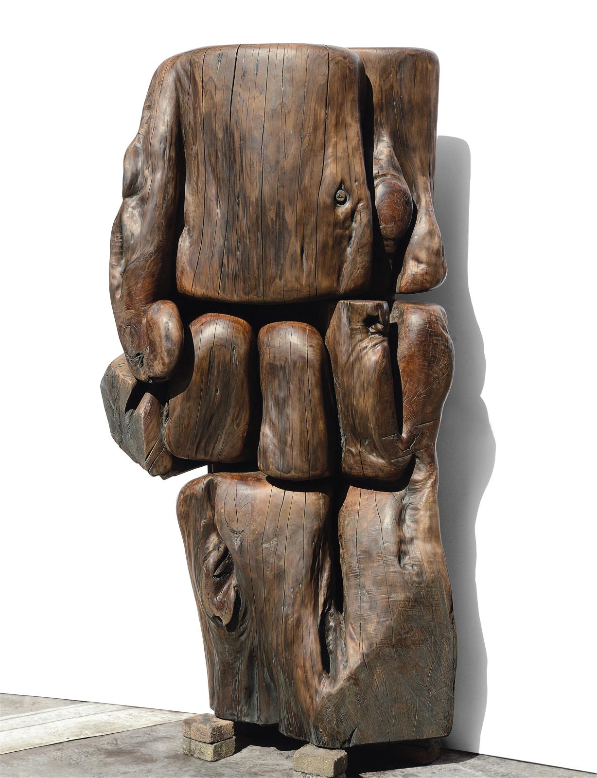 Si près deux cents ans, 2019, sculpture sur bois (cyprès), 210 x 110 x 50 cm. Courtesy de l’artiste et de la galerie Nathalie Obadia, Pari