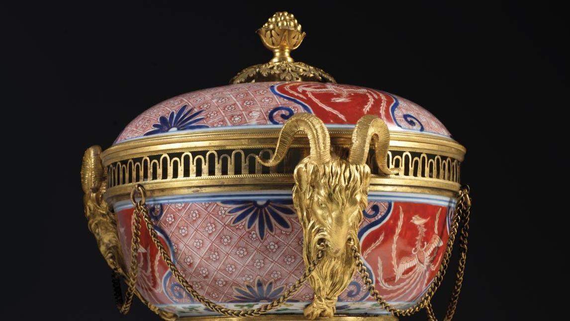 Coupe, d’une paire formant pots-pourris en porcelaine d’Arita, vers 1750-1780, montée... Vous avez dit classique ?
