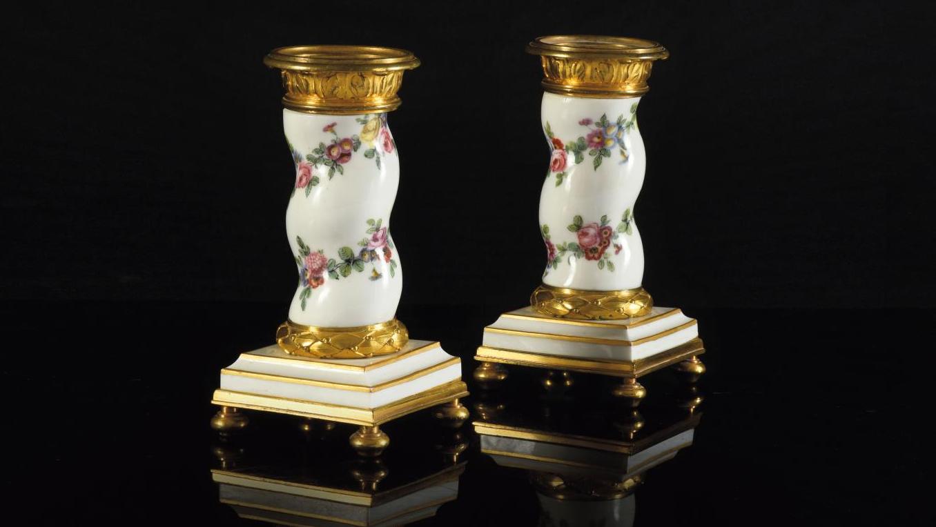 Paire de bougeoirs en porcelaine de Sèvres à décor de guirlandes de fleurs, monture... Morceaux choisis  d’une vente classique