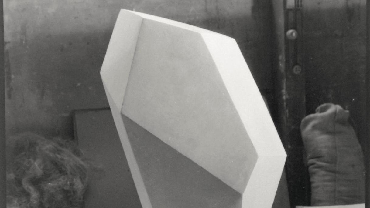 Cube dans l’atelier d’Alberto Giacometti, vers 1934. Photo : Man Ray. Archives fondation... Giacometti, l’ami surréaliste à l'Institut Giacometti