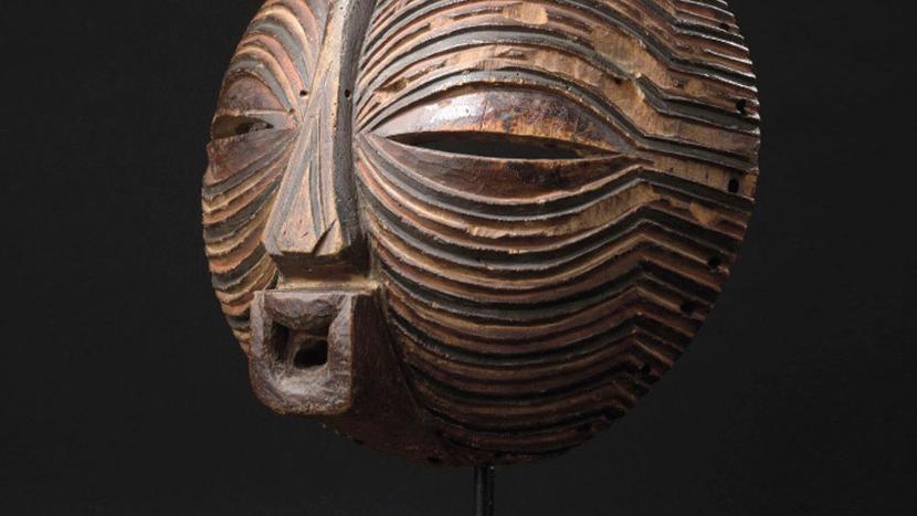 Luba, République démocratique du Congo. Masque en bois, h. 34 cm. Adjugé : 50 80... Le visage de la Lune selon les Luba