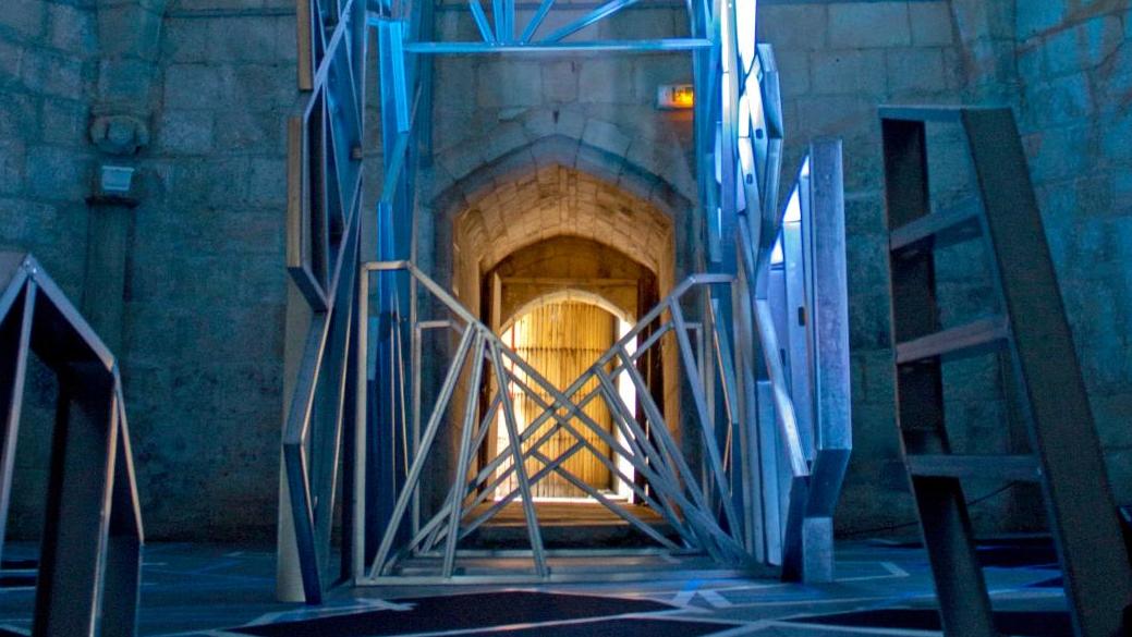Installation de Lek & Sowat à La Rochelle, dans la tour Saint-Nicolas, 2018. L’art in situ, l’enjeu d’une dynamique