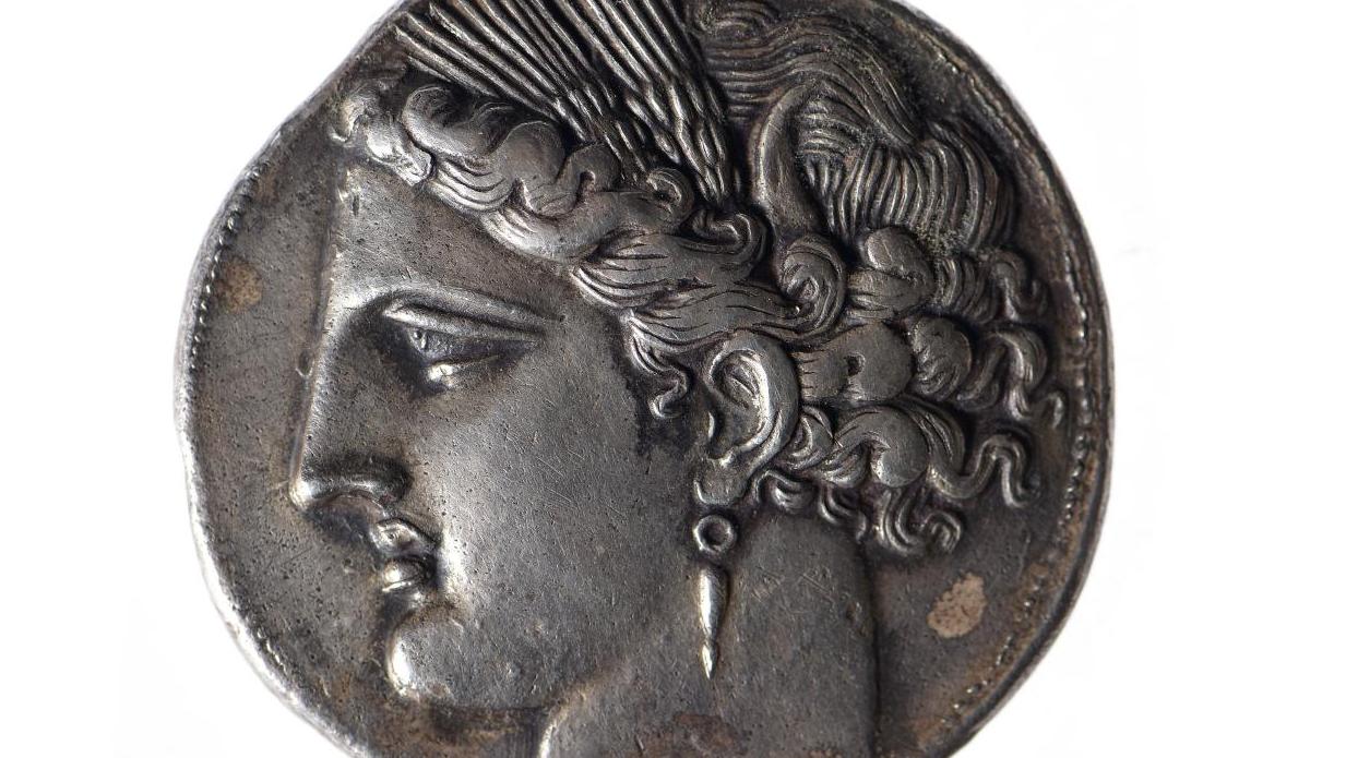 Monnayage siculo-punique. Décadrachme en argent (vers 260 av. J.-C.), 38,16 g. Tête... Voyage, de Carthage à la Normandie