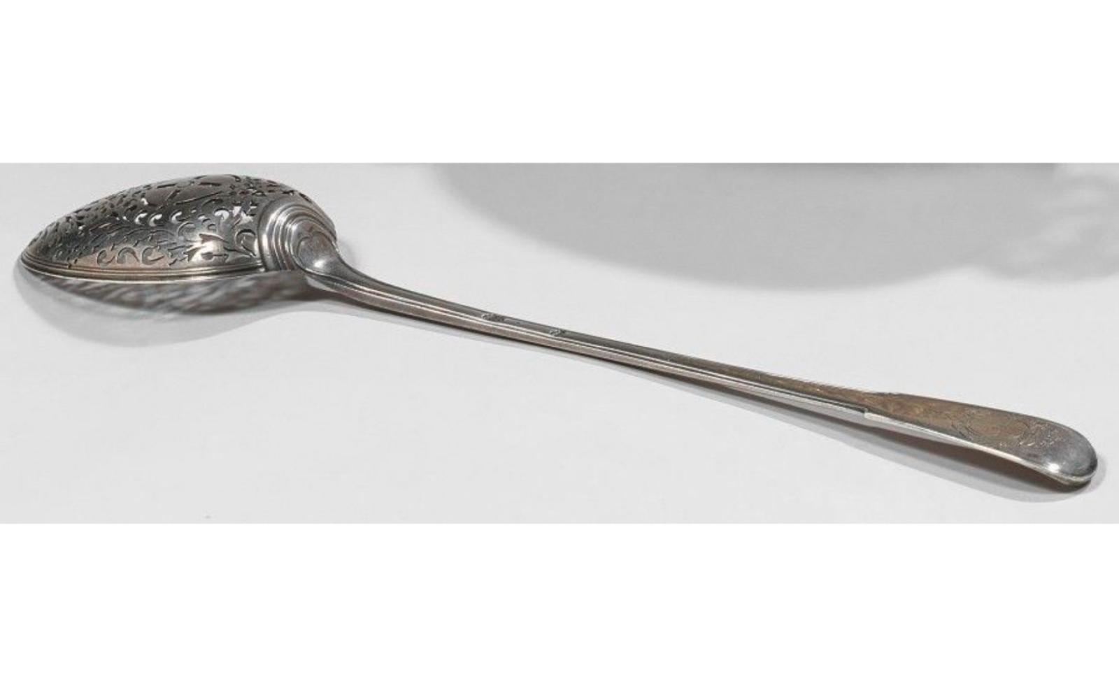 €4,900Narbonne, mid-18th century. Silver olive spoon, model with threads, coat of arms engraved on the spatula and pierced section, master