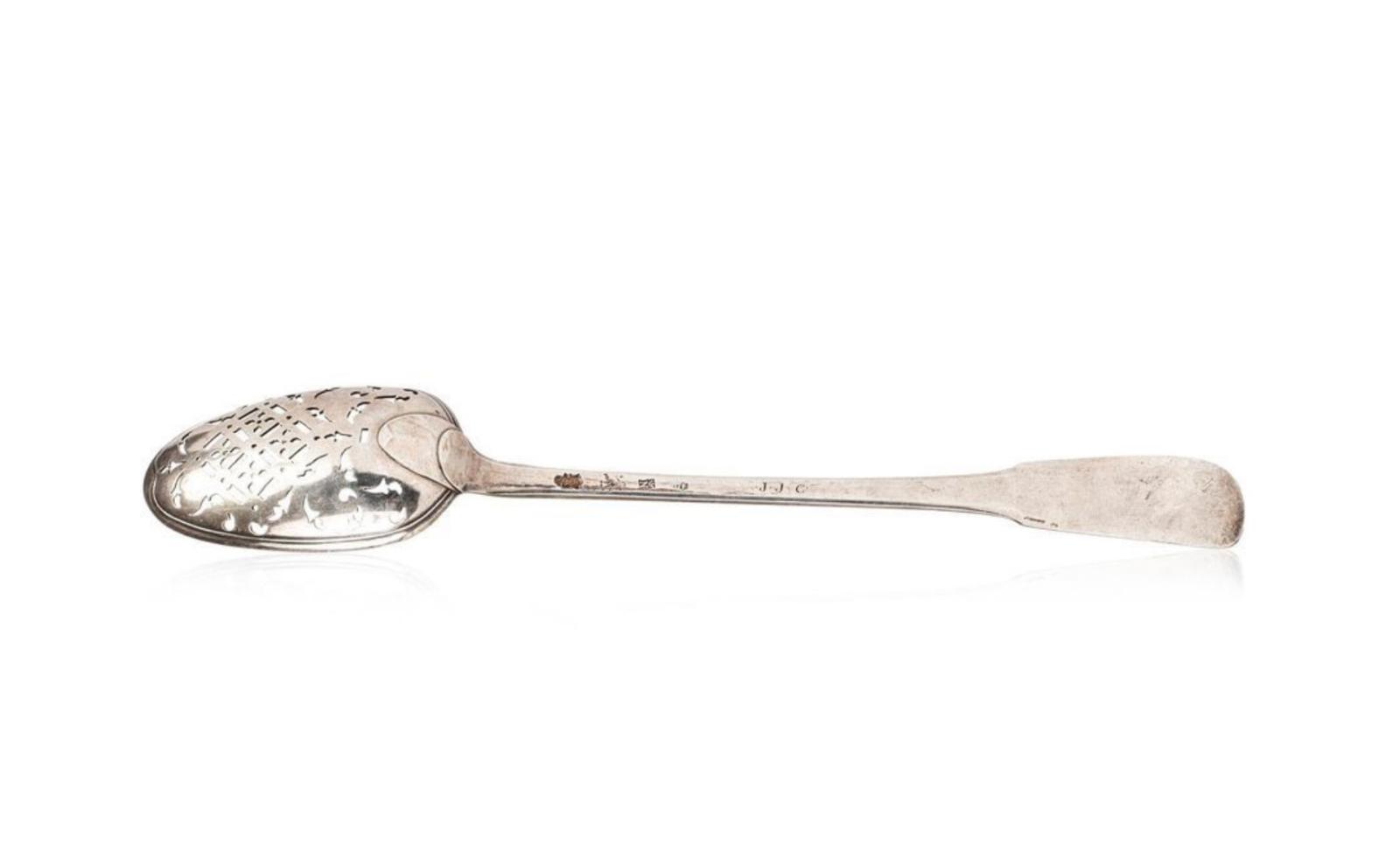 €1,365 Le Mans, 1735. Silver olive spoon, single flat model, the bowl with openwork tears and diamond-shaped motifs, weight 15 g/0.53 oz.P