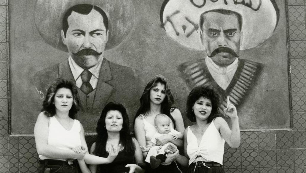 Graciela Iturbide (née en 1942), Cholas, White Fence, East Los Angeles, 1986, tirage... La photographe Graciela Iturbide à la Fondation Cartier