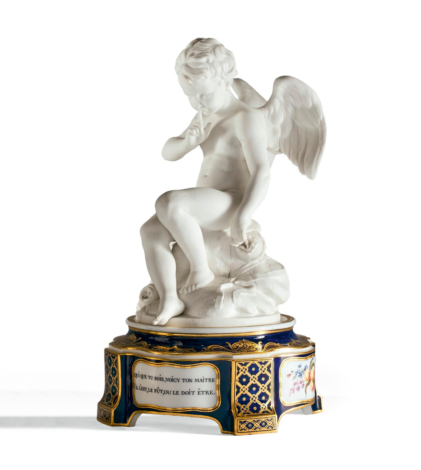 Sèvres, XVIIIe siècle. Statuette en biscuit de porcelaine tendre représentant l’Amour menaçant ou l’Amour Falconet, sur un socle en porcelaine tendre 