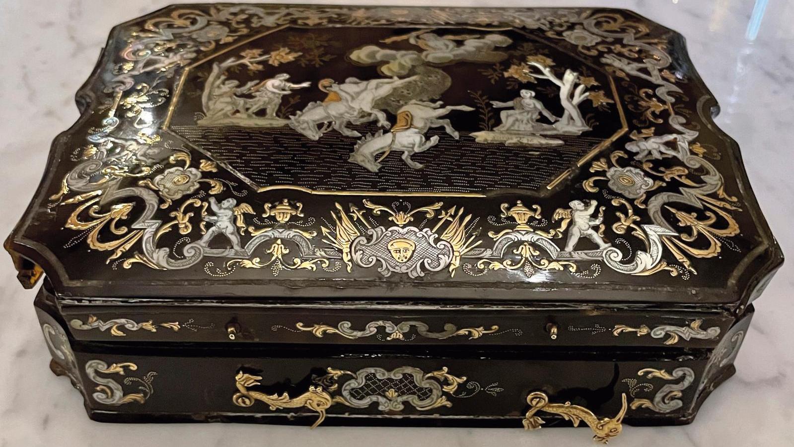 Naples, atelier des Sarao, milieu du XVIIIe siècle, coffret en écaille piquée d’or... Un coffret napolitain complètement piqué !