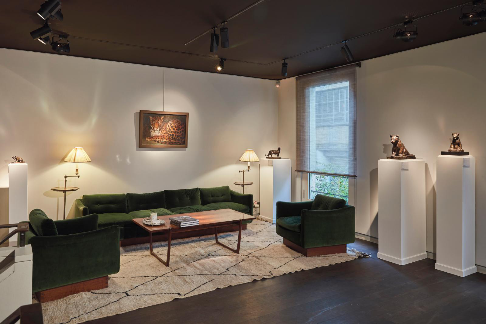 View of the gallery, with four bronzes and an oil on panel by Roger Godchaux© Studio Shapiro