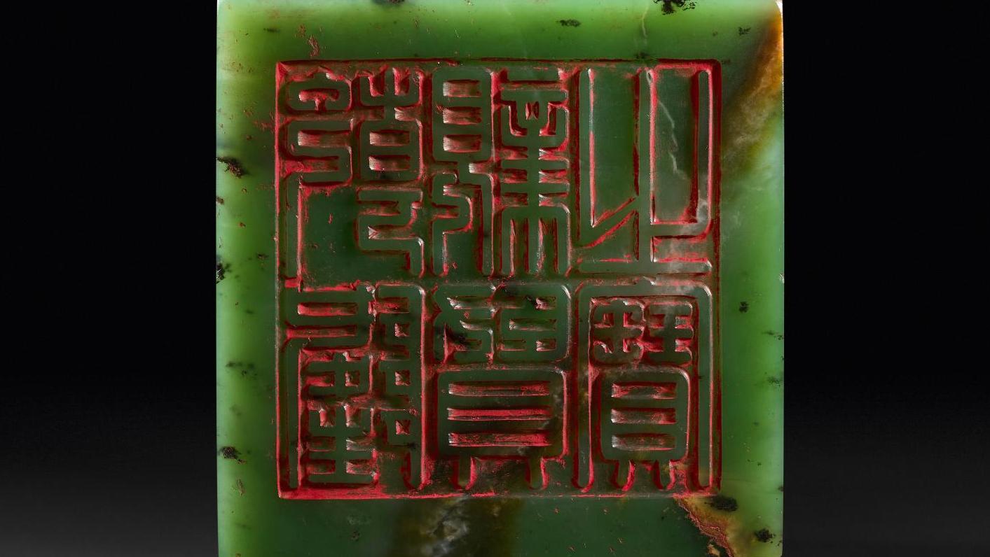 Chine, époque Qianlong (1736-1795), cachet de forme carrée en néphrite vert épinard... Un sceau chinois pour une approbation impériale