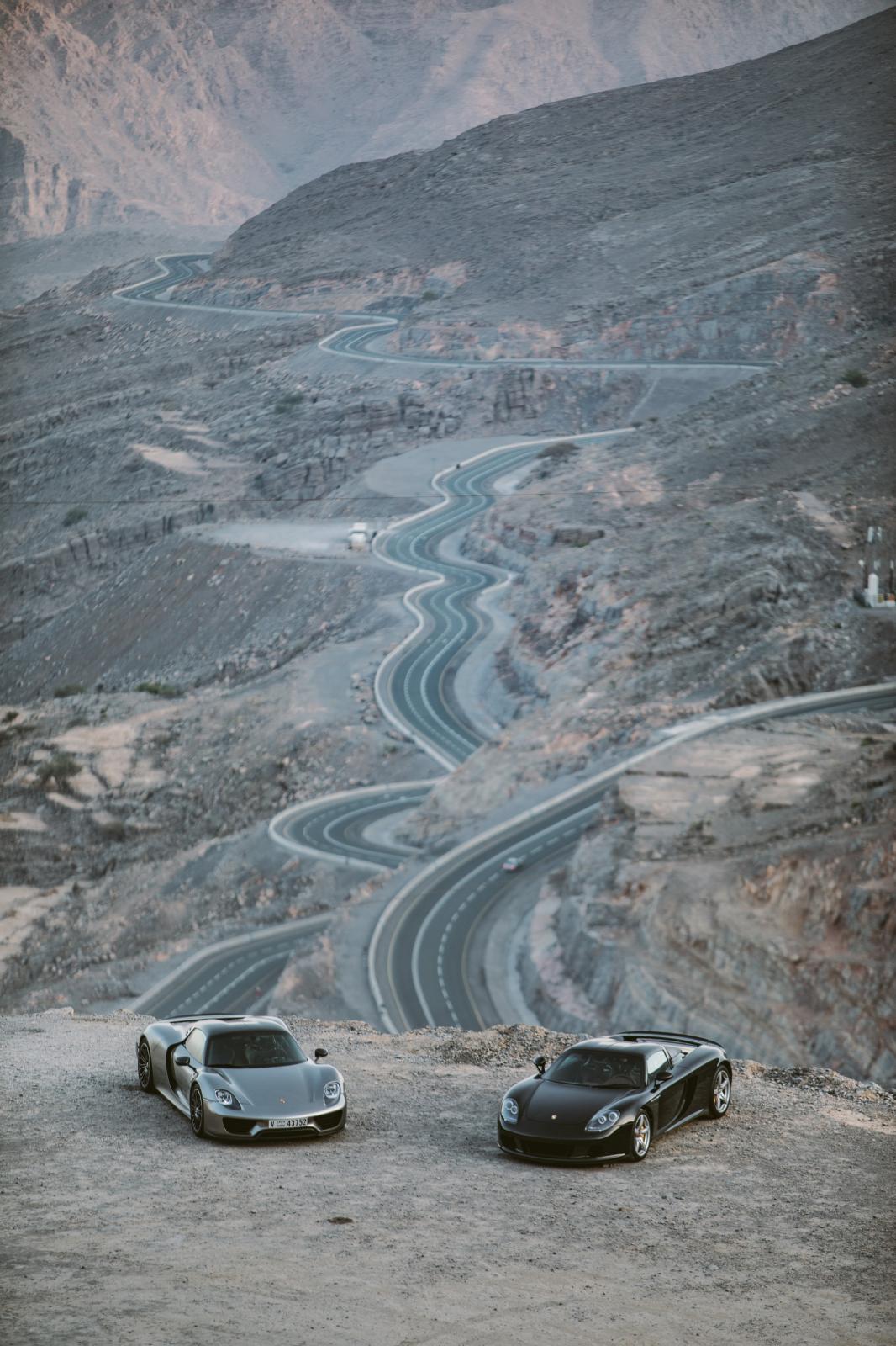 Deux bolides à Dubaï : a Porsche 918 Spyder (à gauche) et la Porsche Carrera GT (à droite). Courtesy Kidston SA