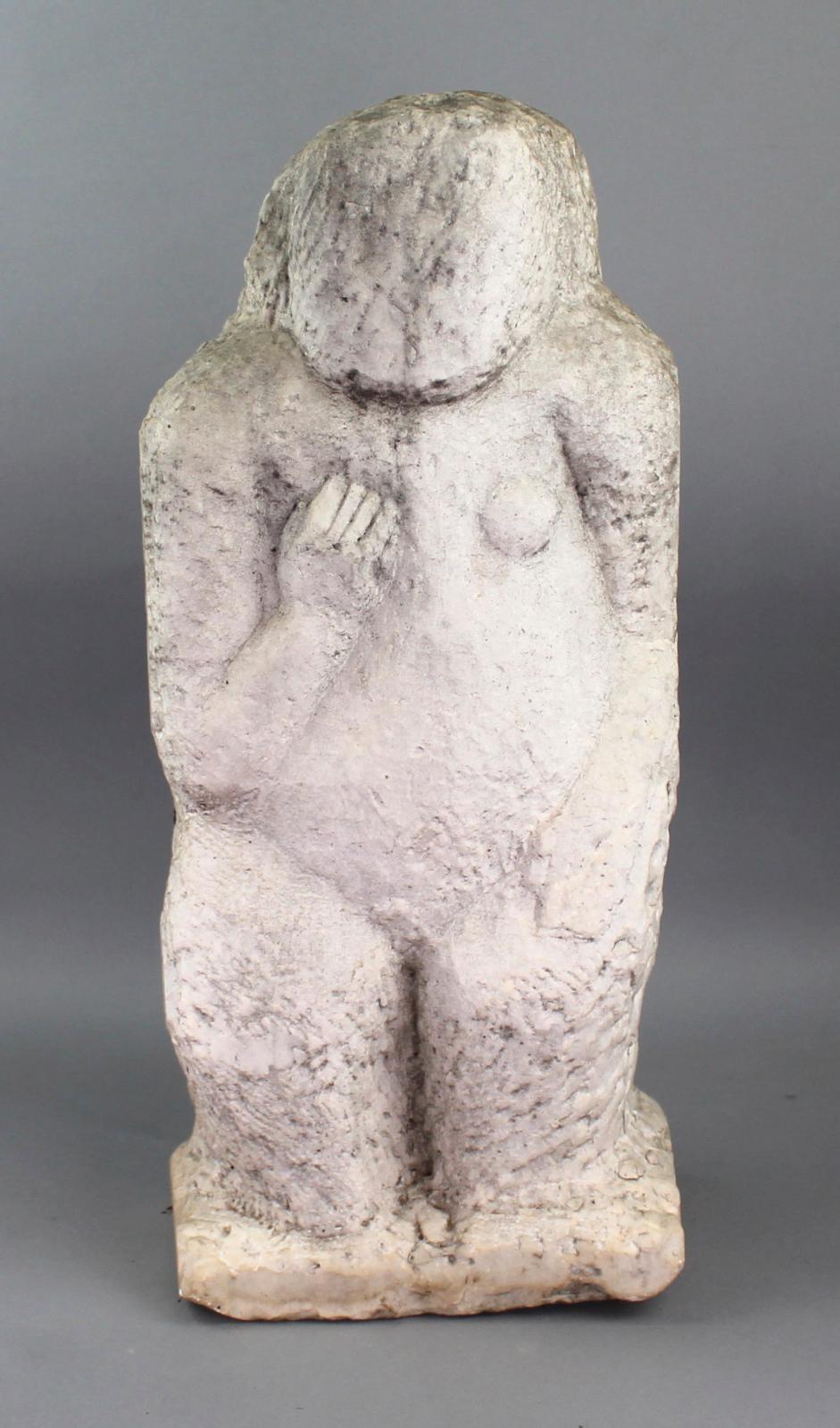 Ossip Zadkine (1890-1967), Statuette de jeune femme, pierre sculptée, taille brute, 51 x 23 x 14 cm. Estimation : 80 000/100 000 €