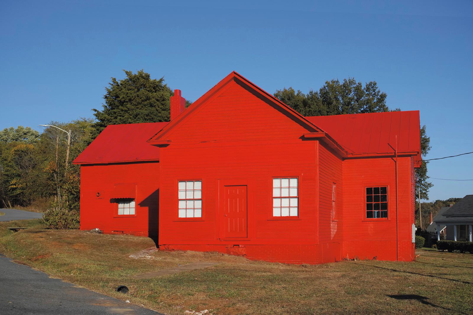 Sylvain Couzinet-Jacques, The Little Red Schoolhouse of Eden, $1000 house, 2016, commande photographique « Regards du Grand Paris » -Année