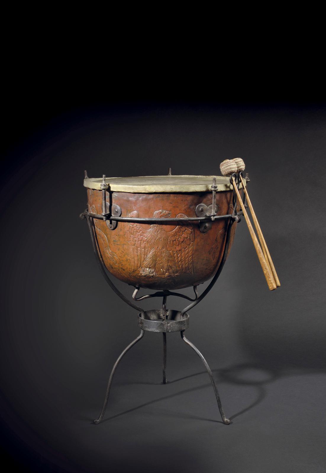 Roulement de tambour pour cette timbale du premier Empire ayant appartenu à la collection Rasp à Strasbourg, puis à l’ancienne collection 