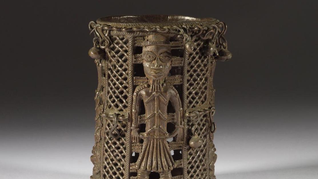 Nigeria, ancien royaume du Bénin, XVIIe-XVIIIe siècle. Bracelet à décor ajouré de... Objets au long cours d'une collection