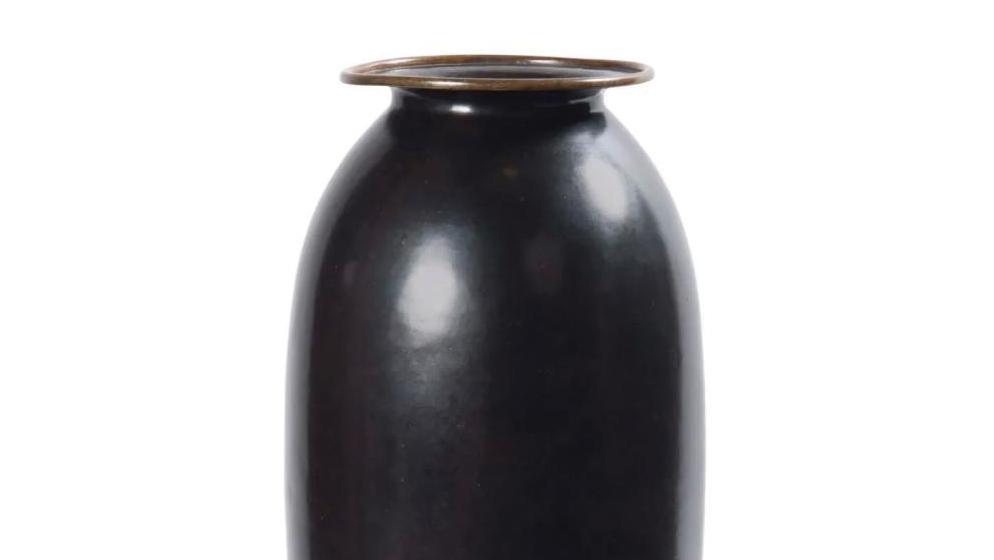 Jean Dunand (1877-1942), vase en dinanderie de cuivre, entièrement monté au marteau... L’élégance noire de Jean Dunand