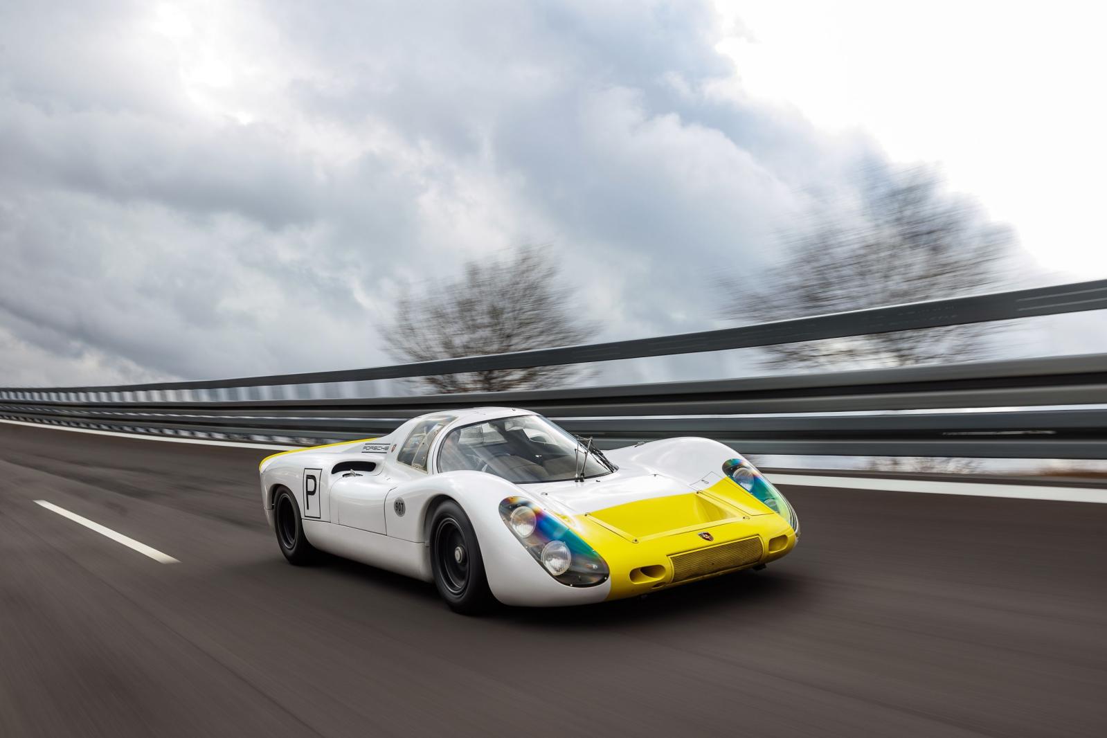 La Porsche 907  : une bête de course à Rétromobile