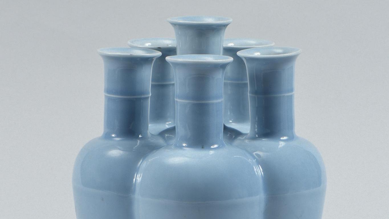Chine, époque Qianlong (1736-1795). Vase à six cols (liukongping) en porcelaine émaillée... Qianlong : un vase en porcelaine à la forme virtuose