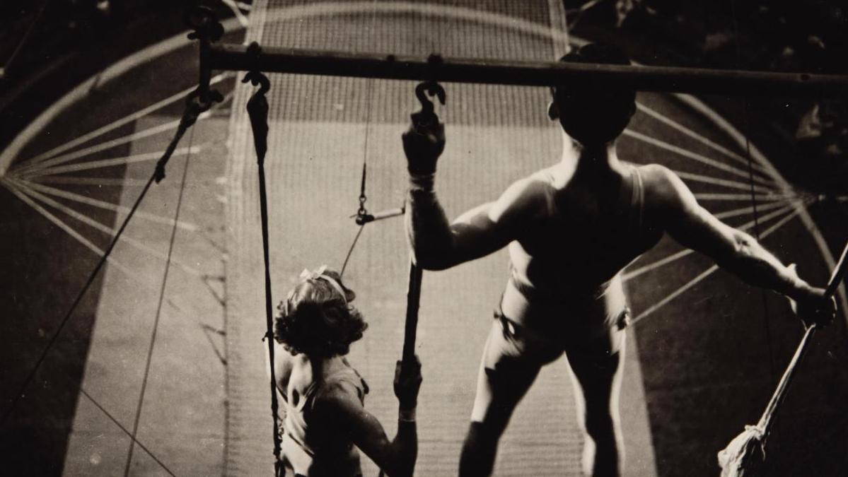 Gaston Paris, Cirque Bouglione, deux artistes sur le trapèze, vers 1936, épreuve... Le photographe Gaston Paris redécouvert au Centre Pompidou 