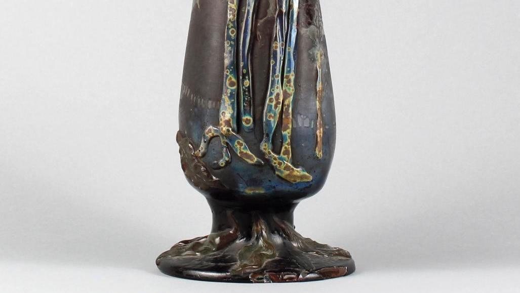 Émile Gallé (1846-1904), vase balustre à col conique sur piédouche en verre brun,... Émile Gallé : intercalaires et applications