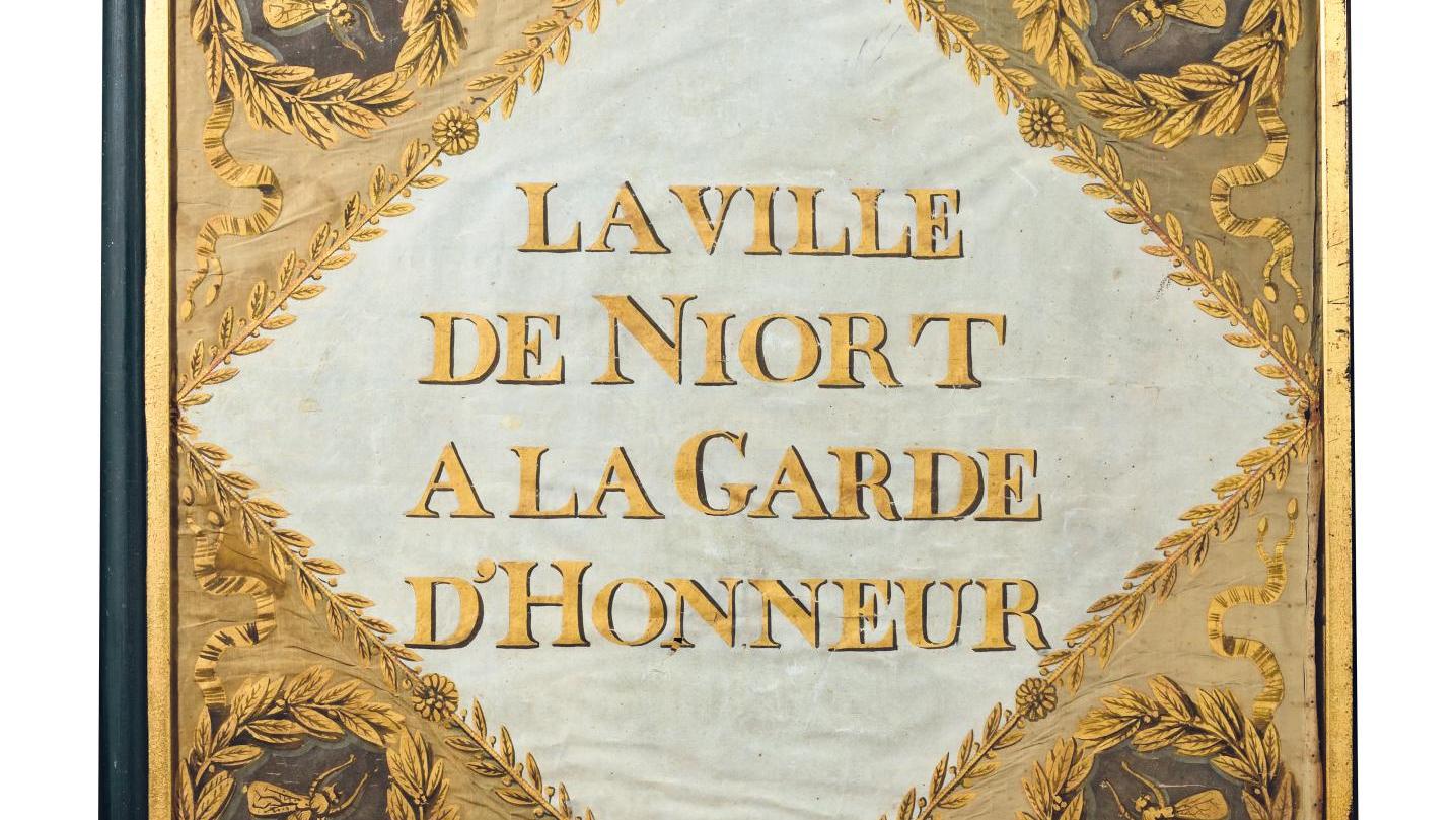 Époque premier Empire, vers 1808. Drapeau modèle 1804, en soie peinte rehaussée d’or,... Napoléon sous bonne escorte
