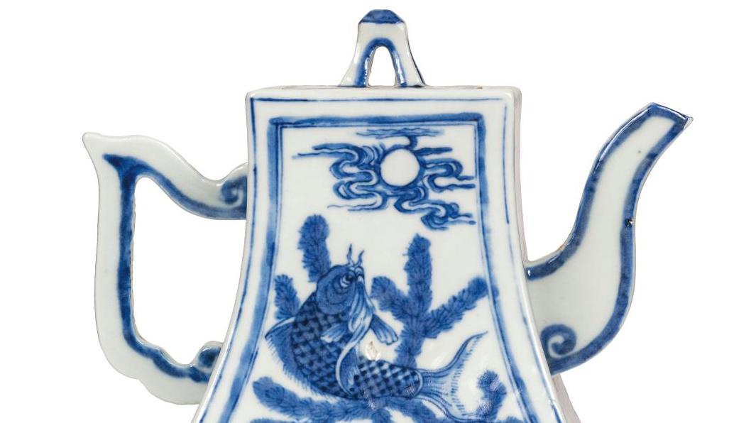 Théière en porcelaine dite «bleu de Hué», à décor d’une carpe contemplant la lune... Une théière «bleu de Hué»  