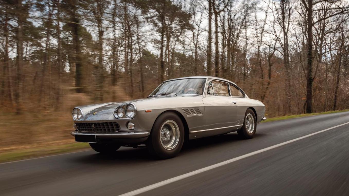 Ferrari 330 GT 2+2, 1964, numéro de série 6055, V12 Colombo. Estimation : 250 00... Passion automobile de Ferrari à Rolls Royce