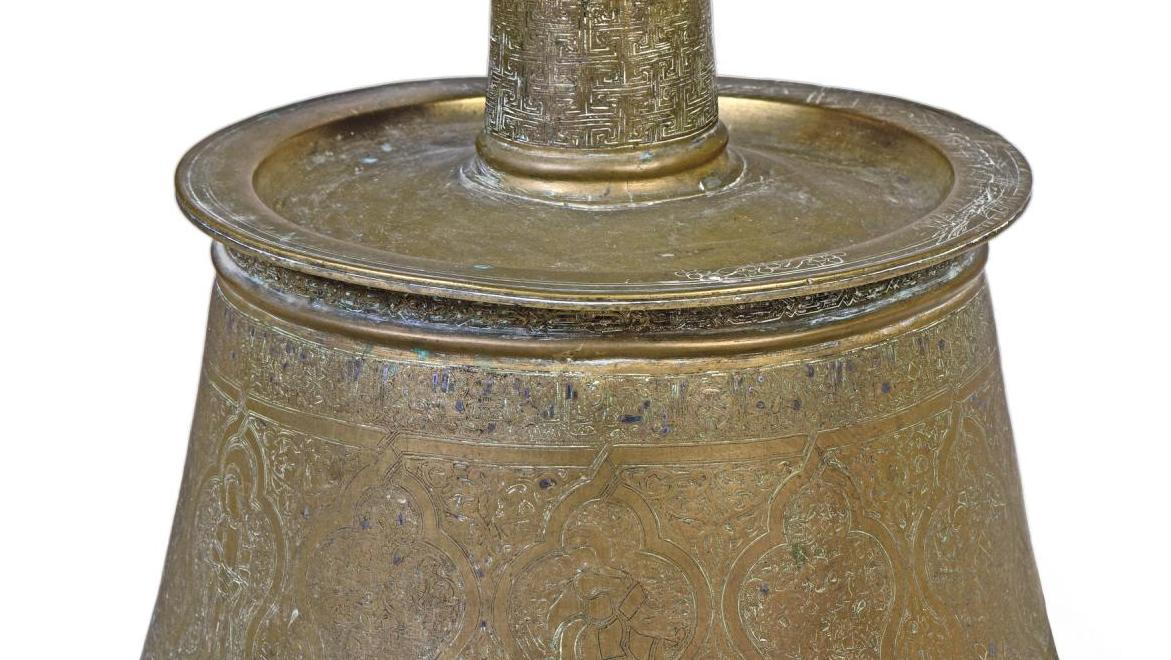 Syrie, art ayyoubide, deuxième quart du XIIIe siècle. Grand chandelier, laiton incrusté... Le métal de la Syrie à César