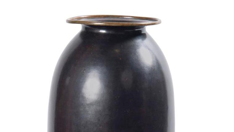 Jean Dunand (1877-1942), vase en dinanderie de cuivre, entièrement monté au marteau...  Dunand, Vautrin, Picasso et Audoux-Minnet 