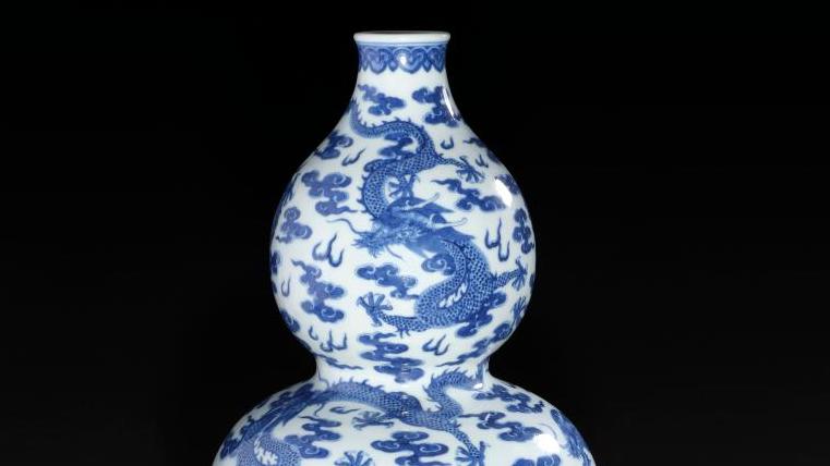 Chine, époque Jiaqing (1796-1820). Vase double gourde impérial en porcelaine à décor... Vase chinois impérial : à la poursuite de la perle sacrée