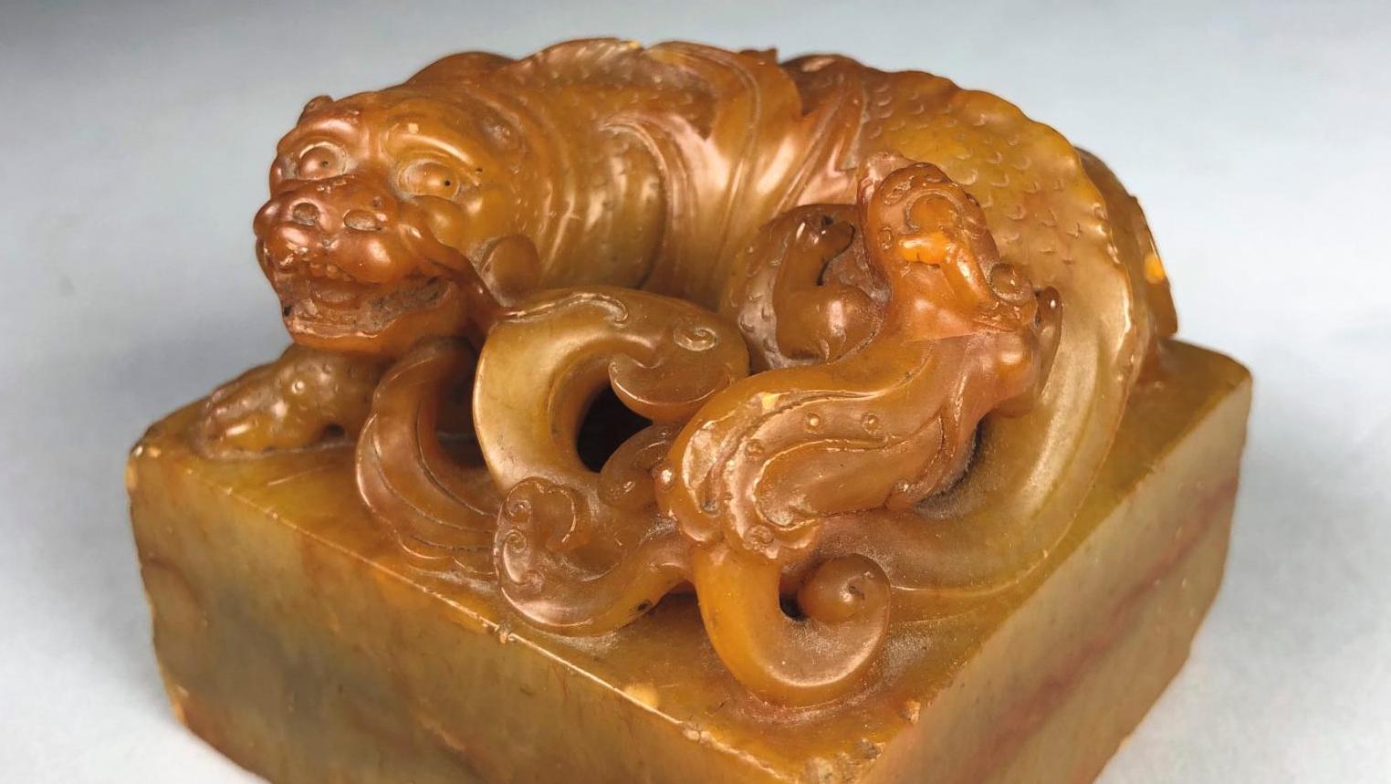 Chine, période Guangxu, fin du XIXe siècle. Cachet en stéatite de couleur miel, de... Sous le sceau de la Chine