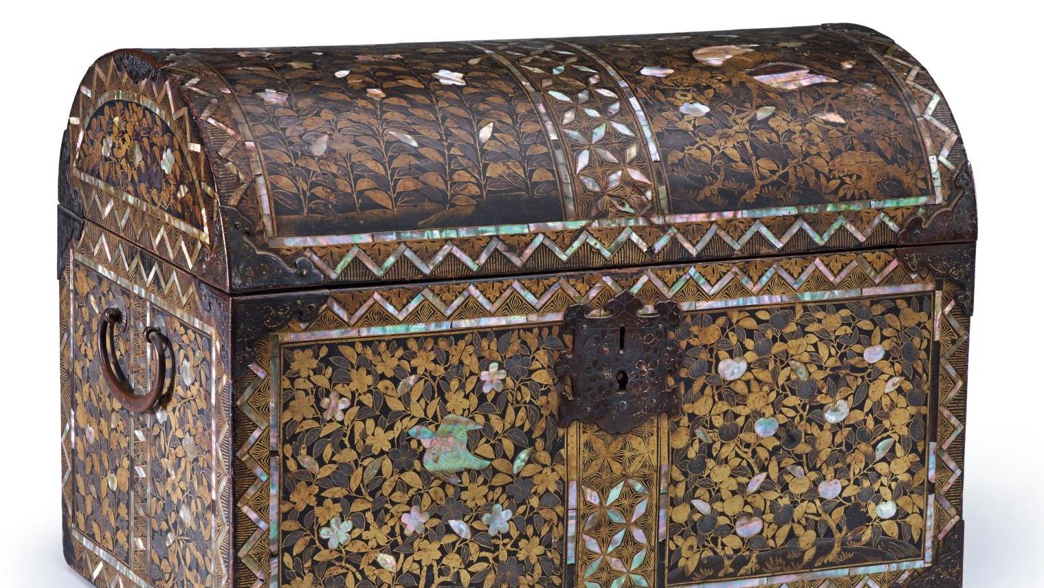 Japon, XVIIe siècle. Coffre namban, laque dorée et argentée sur fond noir et incrustation... Japon : les charmes métissés du namban