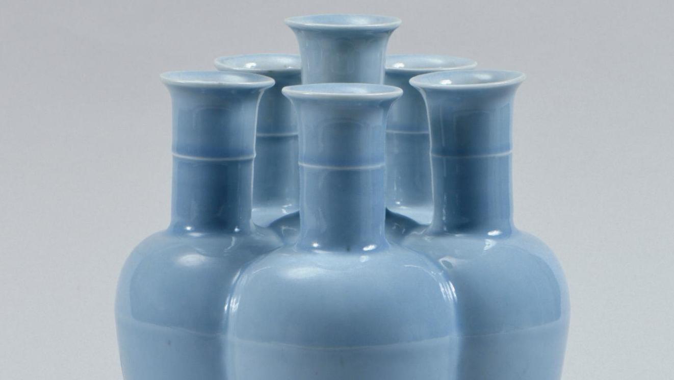 Chine, époque Qianlong (1736-1795). Vase à six cols (liukongping) en porcelaine émaillée... Ingénieuse porcelaine chinoise