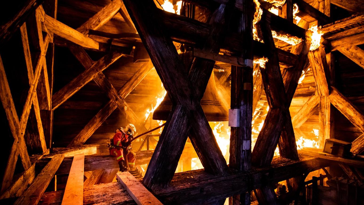 La charpente de Notre-Dame en flammes, reconstituée à l’échelle 1. © Mickael Lefevre... Docu-fiction : Notre-Dame brûle au cinéma avec Jean-Jacques Annaud 